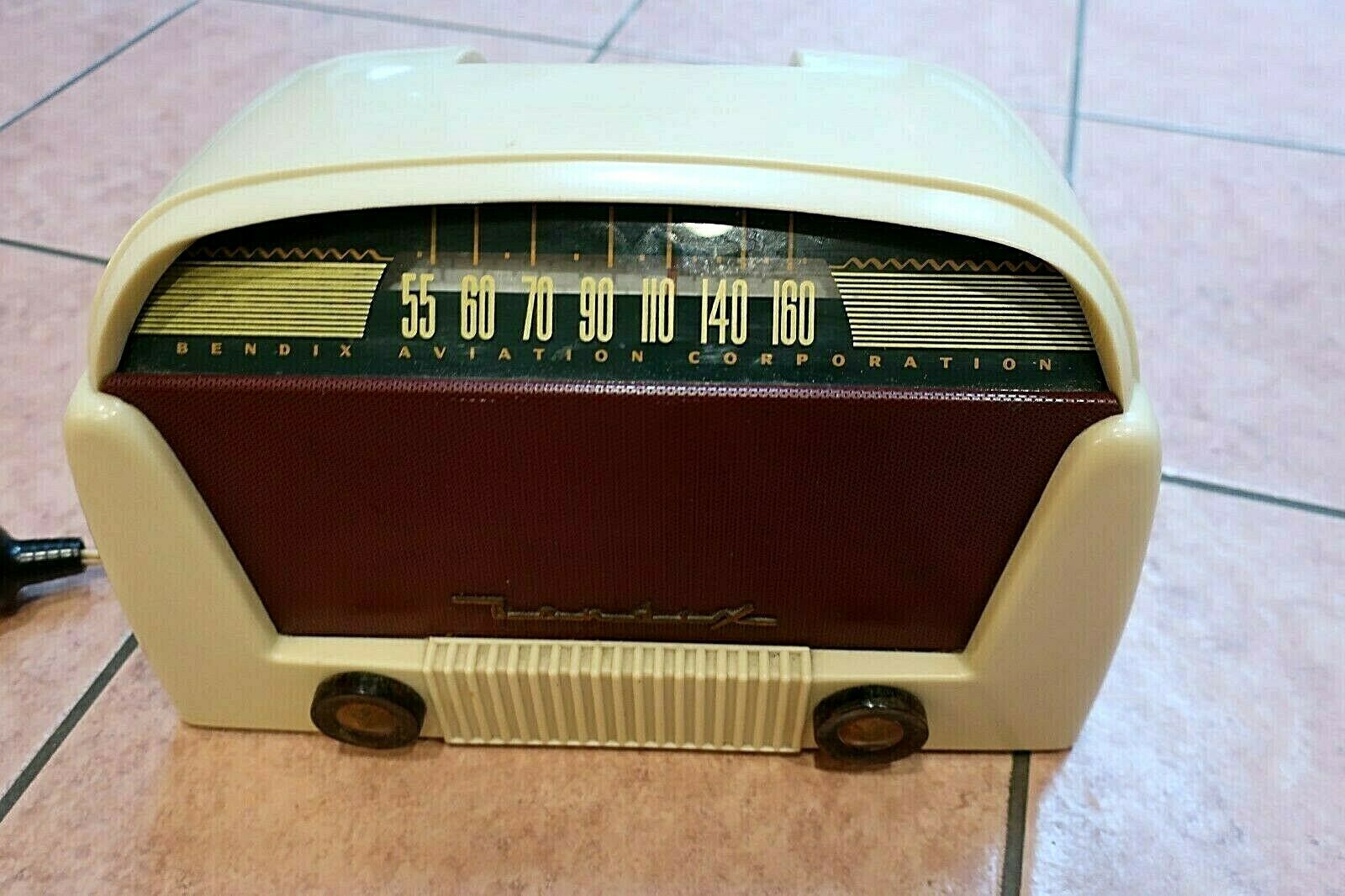 1950s BENDIX AVIATION AM Radio Plastic NM works Maroon and Cream Model L553U