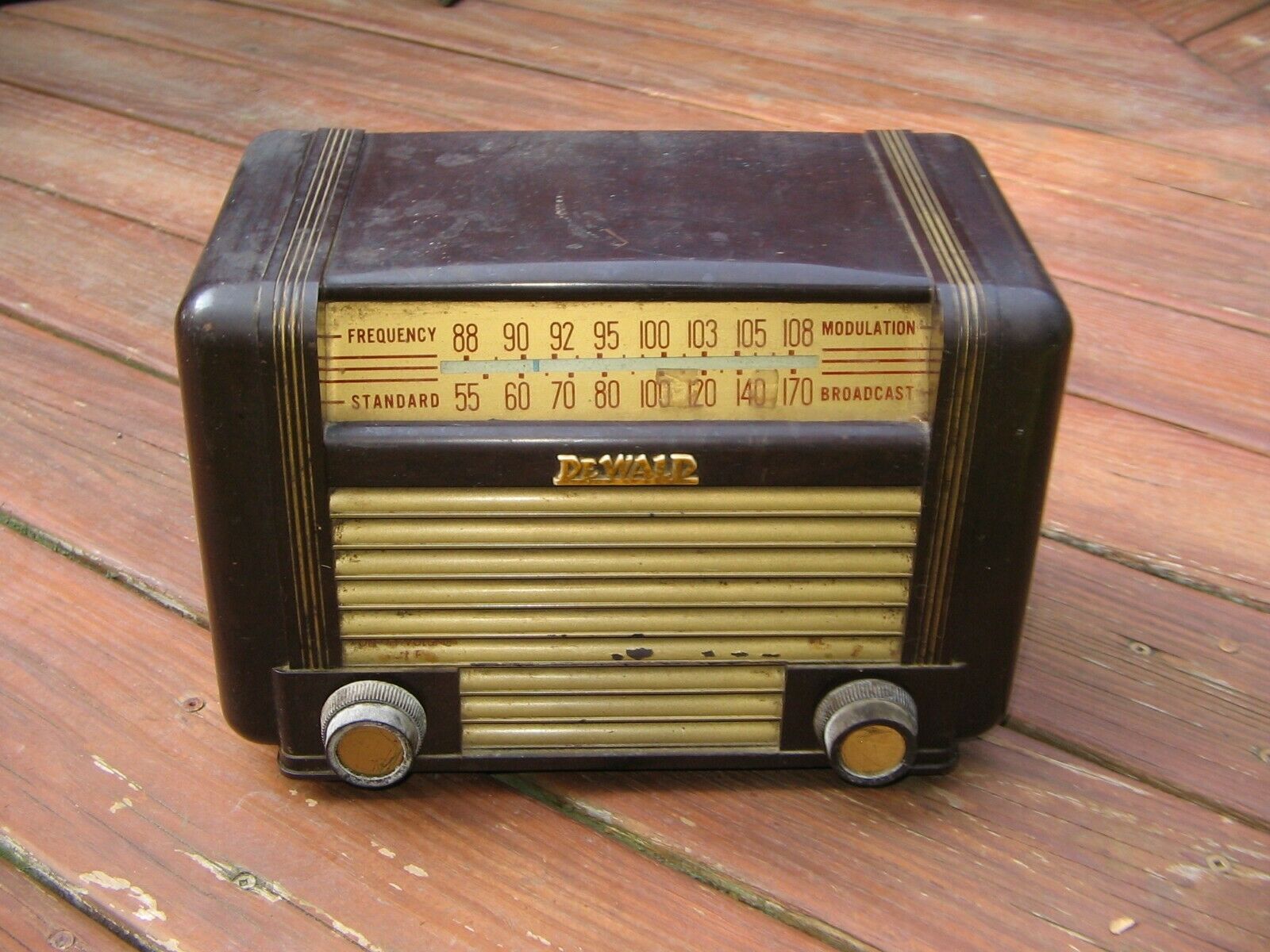 Vintage 1950's Dewald De Wald Bakelite Radio